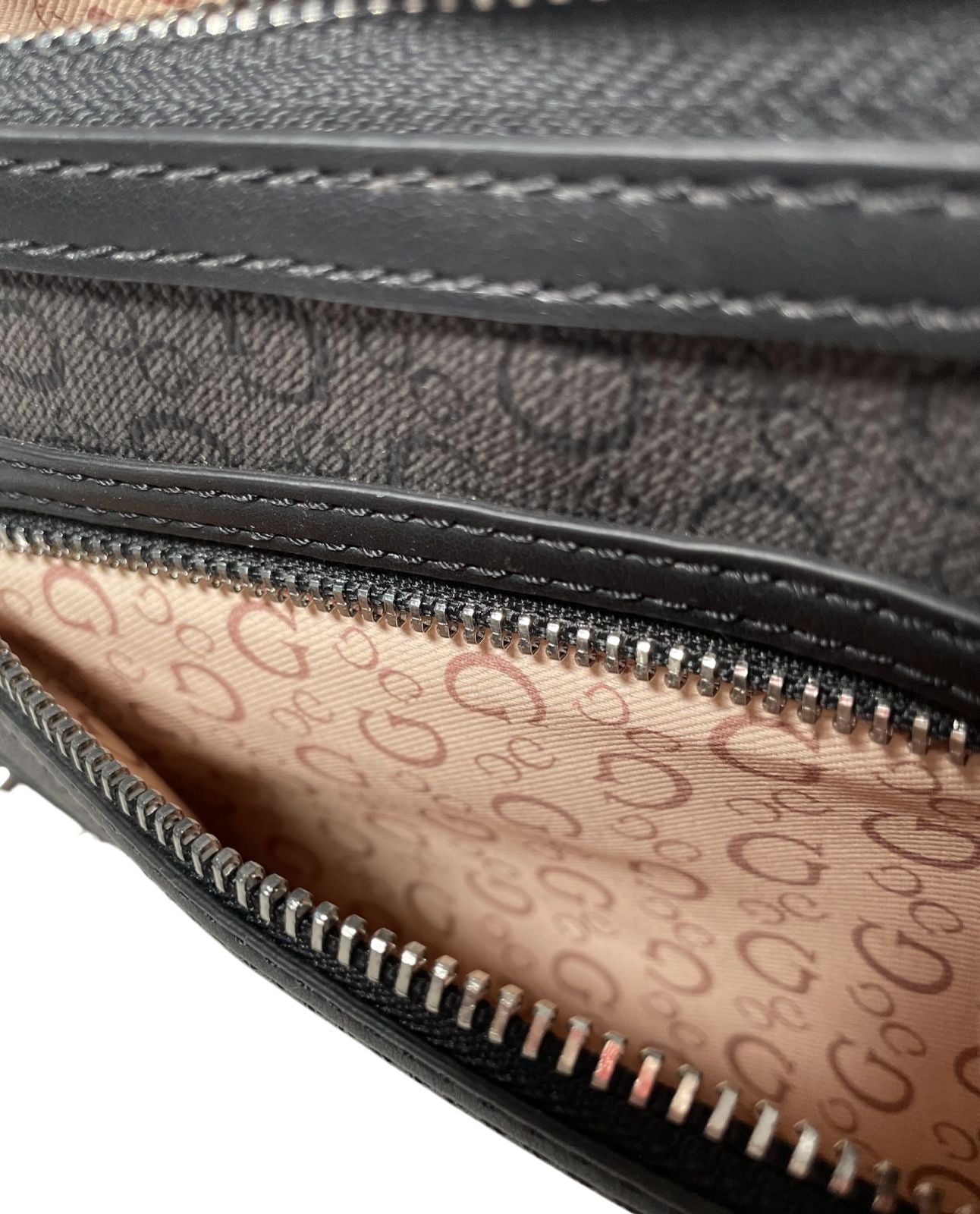 BOLSA DE MANO GUESS NEGRA