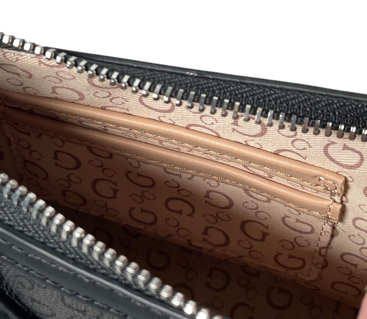 BOLSA DE MANO GUESS NEGRA