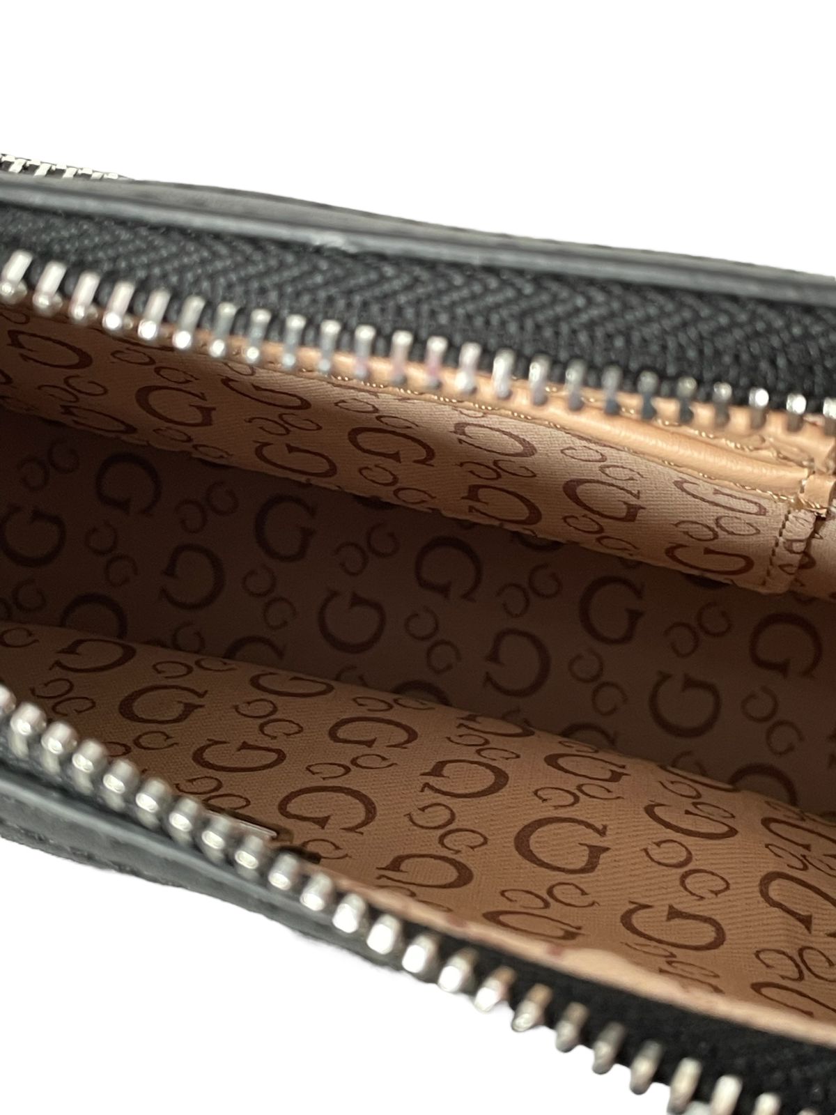 BOLSA DE MANO GUESS NEGRA
