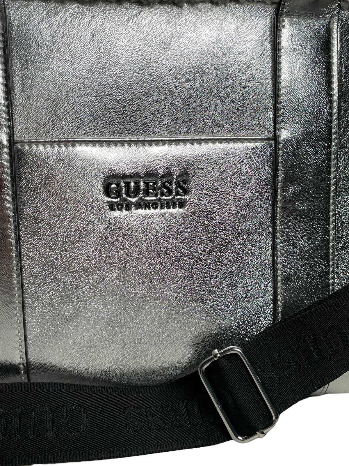 BOLSA DE MANO GUESS PLATEADA